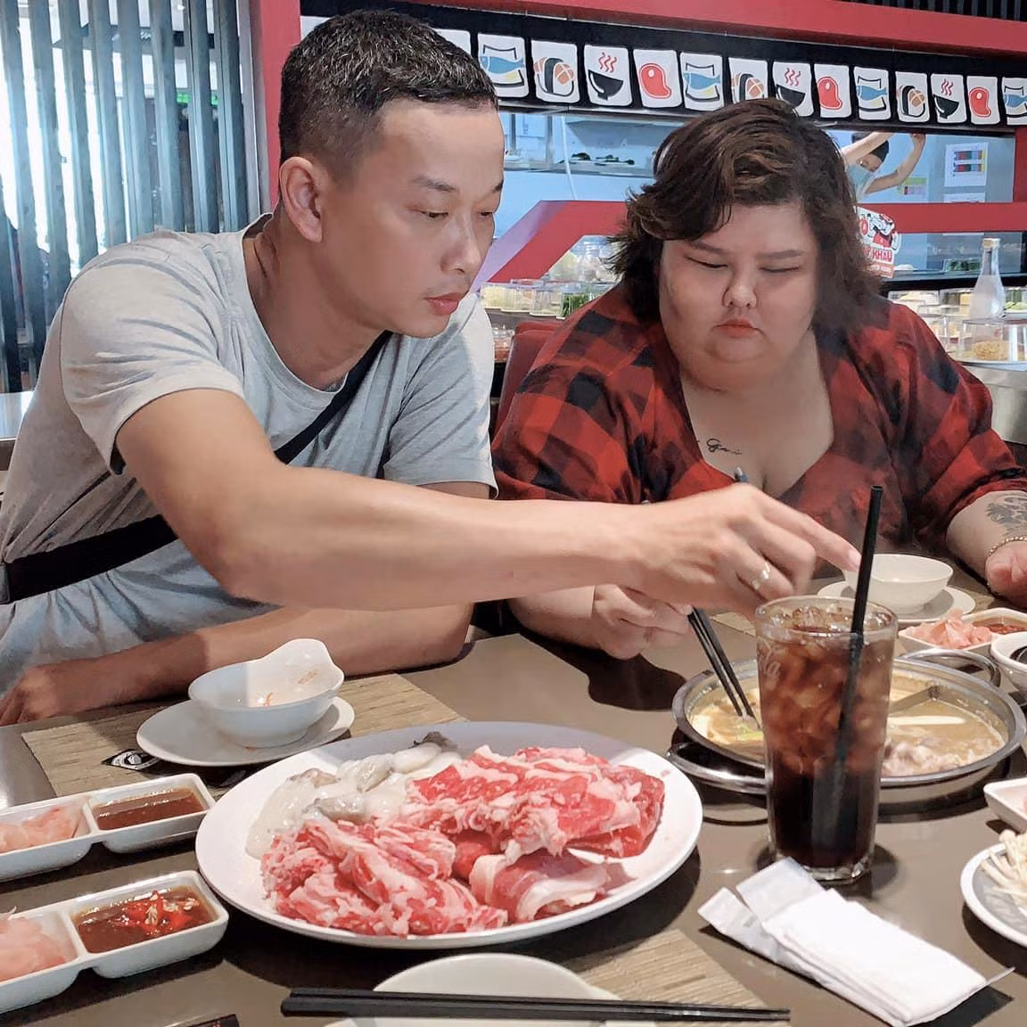 Anh Hải Thanh cho biết, trước khi đưa nàng về dinh, thậm chí anh còn thường xuyên dẫn người yêu đi ăn những món ngon, vì thế có thời điểm chị Kim Ngân tăng cân chóng mặt từ 90kg lên 120kg.