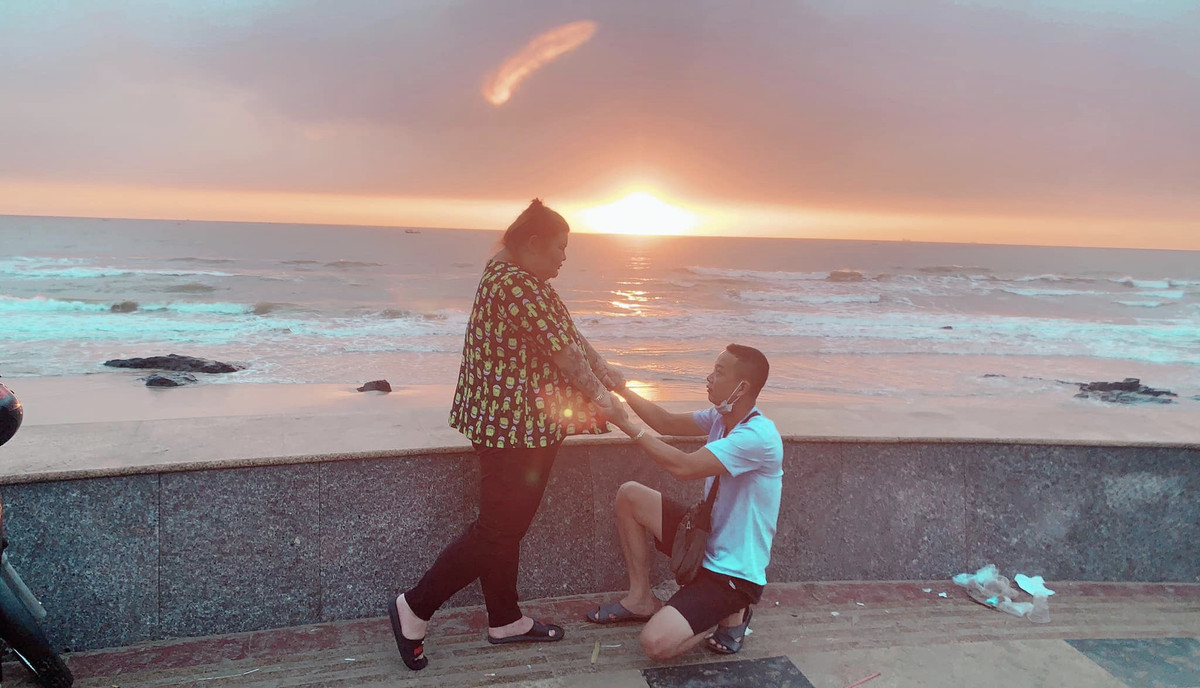 Tuy nhiên anh Hải Thanh cũng chưa từng một lần phàn nàn hay yêu cầu chị Kim Ngân phải thay đổi mà thay vào đó, anh luôn chiều chuộng và đáp ứng mọi thứ để vợ có thể vui vẻ, thoải mái và tự tin khi đi bên cạnh chồng.