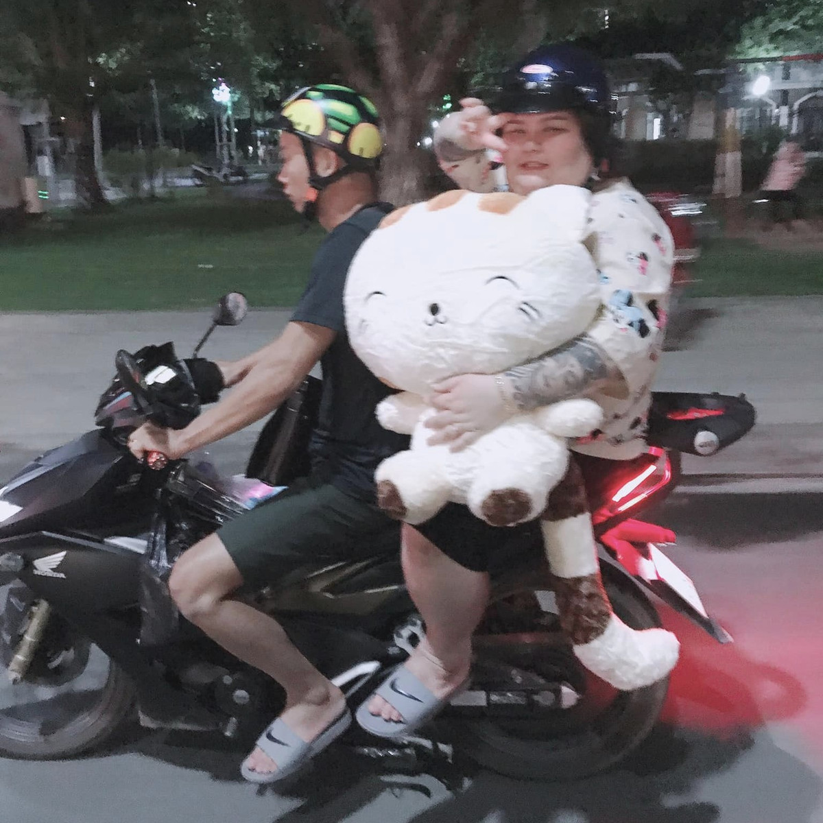 Chị Kim Ngân cho biết: "Anh ấy cứ hay mua đồ ăn về cho mình, rất nhiều những món hải sản, tôm, cua... Mình ăn và lên kí không kiểm soát. Thỉnh thoảng anh ấy có nói nếu em cố gắng điều chỉnh được thì tốt nhưng nếu không giảm được cũng không sao cả".