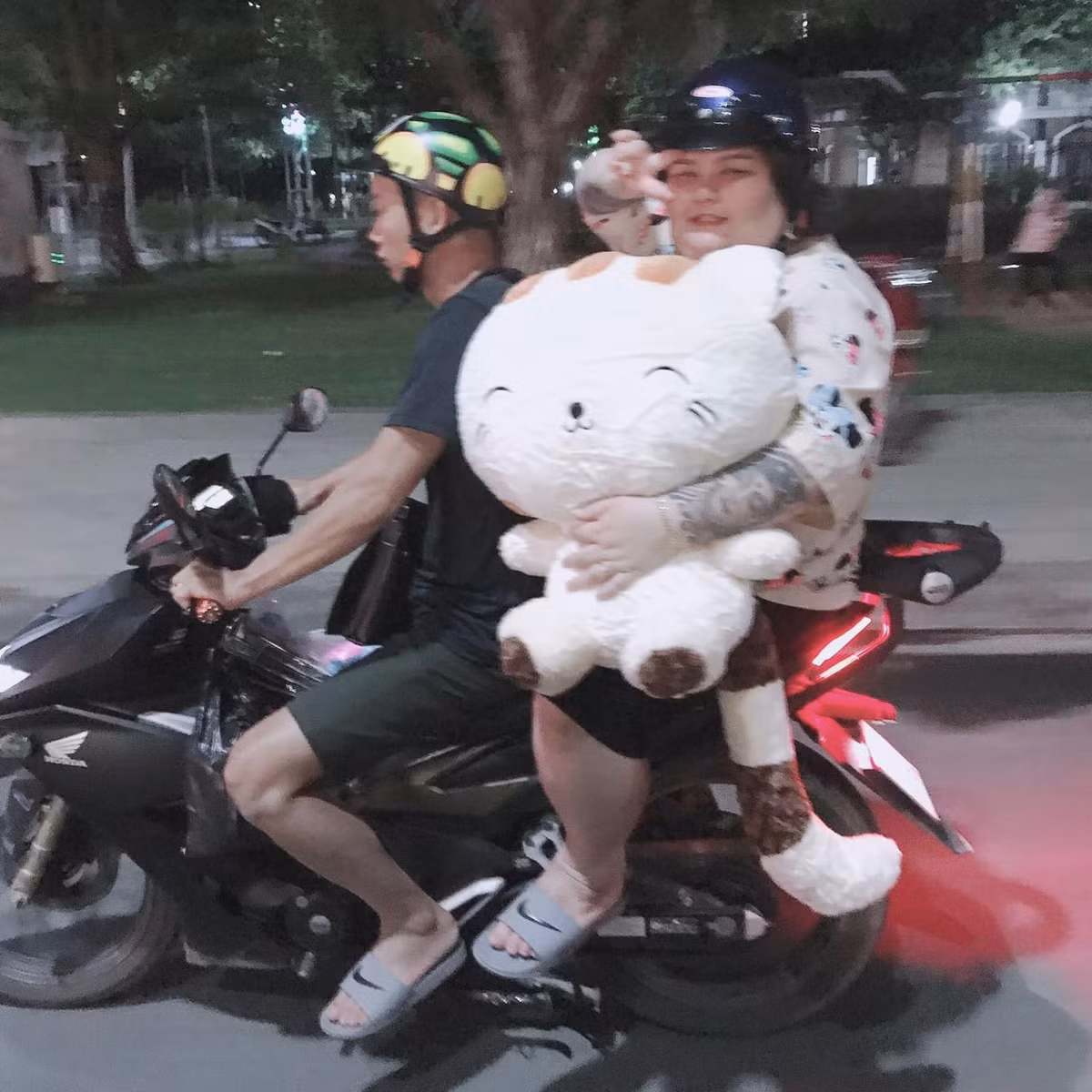 Chị Kim Ngân cho biết: "Anh ấy cứ hay mua đồ ăn về cho mình, rất nhiều những món hải sản, tôm, cua... Mình ăn và lên kí không kiểm soát. Thỉnh thoảng anh ấy có nói nếu em cố gắng điều chỉnh được thì tốt nhưng nếu không giảm được cũng không sao cả".