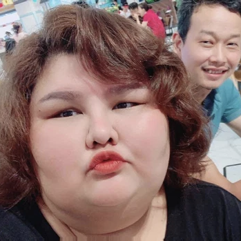 Cụ thể, theo anh Hải Thanh chia sẻ, anh và chị Kim Ngân đã có 6 năm kết hôn và trước đó là hơn 5 năm chàng trai Bình Dương yêu đơn phương, làm quen và tìm hiểu.