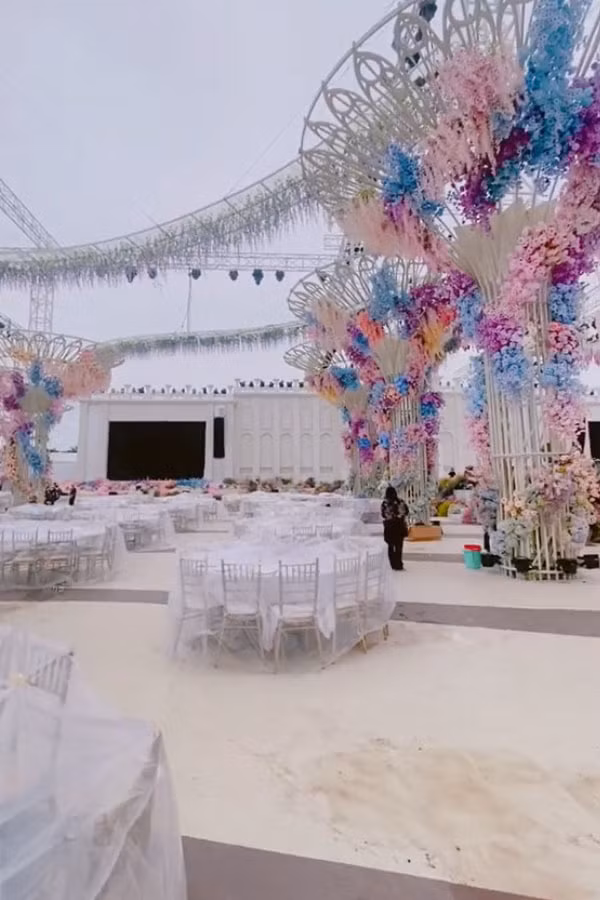 Tham dự đám cưới "siêu to khủng lồ" này nhiều khách mời không khỏi ngạc nhiên như bước vào thiên đường, tấm tắc trước mức độ hào nhoáng mà gia đình đã kỳ công chuẩn bị.
