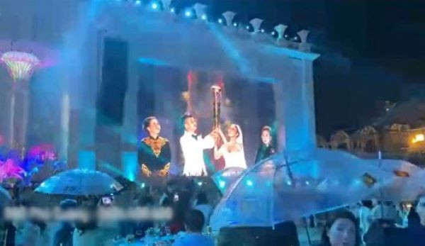 Đặc biệt, màn thắp sáng "cây năng lượng" của cô dâu và chú rể cũng là điểm nhấn trong buổi lễ xa hoa này. Gọi là cây nhưng thực chất đó lại là những cành hoa, lá được gắn vào trụ mà đội ngũ thiết kế đã kỳ công xây dựng trong thời gian qua.