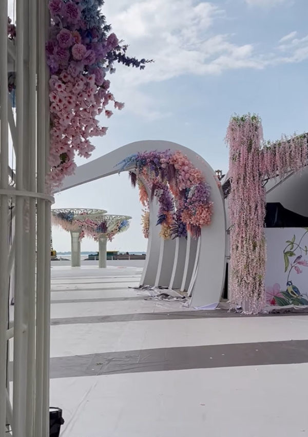 Được biết, khu vực tổ chức đám cưới diễn ra trên bãi biển và mất một khoảng thời gian mới hoàn thành san lấp vị trí này.