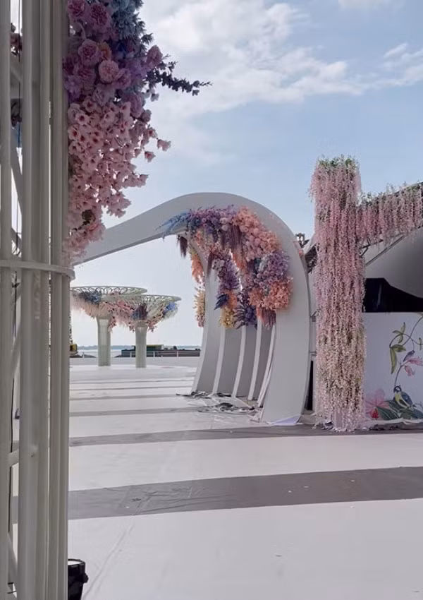 Được biết, khu vực tổ chức đám cưới diễn ra trên bãi biển và mất một khoảng thời gian mới hoàn thành san lấp vị trí này.