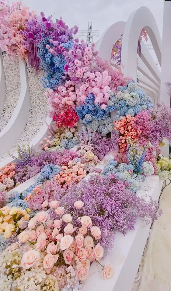 Tông màu trắng chủ đạo càng làm tôn nên sự thanh lịch của sân khấu, và toàn bộ hoa được dùng trong buổi lễ đều là hoa tươi với tổng "thiệt hại" nhập về khoảng 13 tỷ đồng chưa kể chi phí cho nhân công.