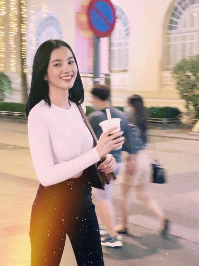 Theo nhiều người, Cẩm Đan vì muốn gương mặt thon gọn hơn nên dùng app sống ảo. Tuy nhiên, được cái này lại mất cái kia, khi giải quyết được khâu mặt xinh nhưng cửa trông lại bị méo.