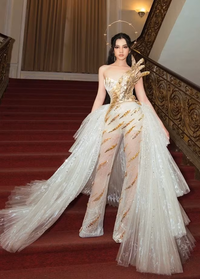 Nhiều netizen cũng nhận ra màn bóp méo vạn vật của hot girl 2K2 Cẩm Đan và để lại vài dòng bình luận.