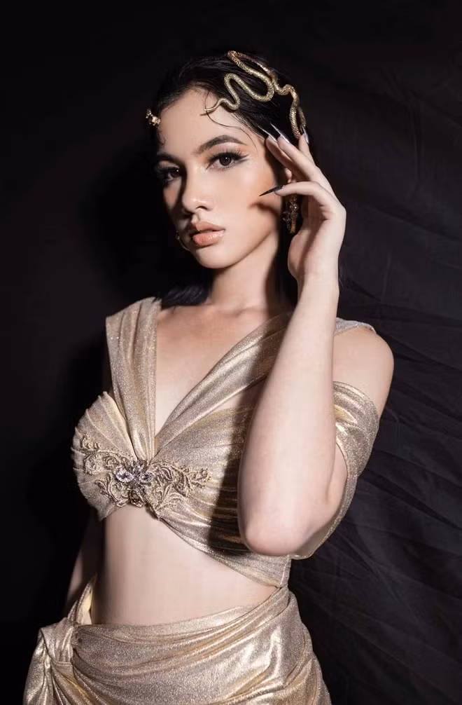 Một số dân mạng còn tếu táo cho rằng ai mà chẳng muốn trông mình đẹp hơn, đặc biệt sau Tết có thể nhiều gái xinh bị tăng cân vì bánh chưng thịt mỡ. Rất có thể, vì lý do trên mà Cẩm Đan lại tự đưa mình vào team bóp méo vạn vật.