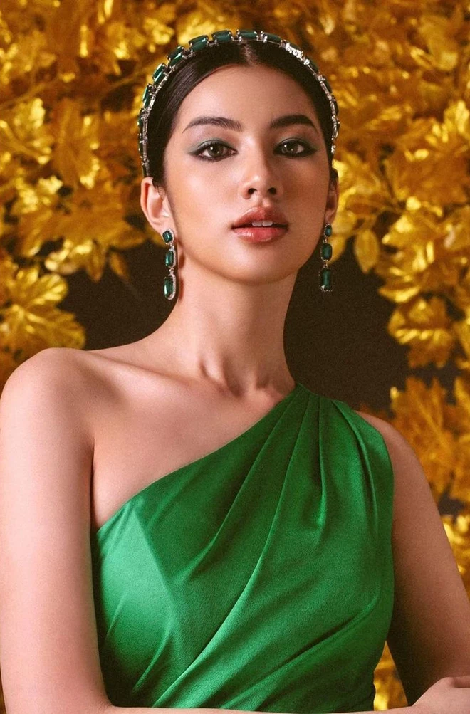 Trước đó, không ít gái xinh cũng lần lượt ra nhập team bóp méo vạn vật như Cẩm Đan.