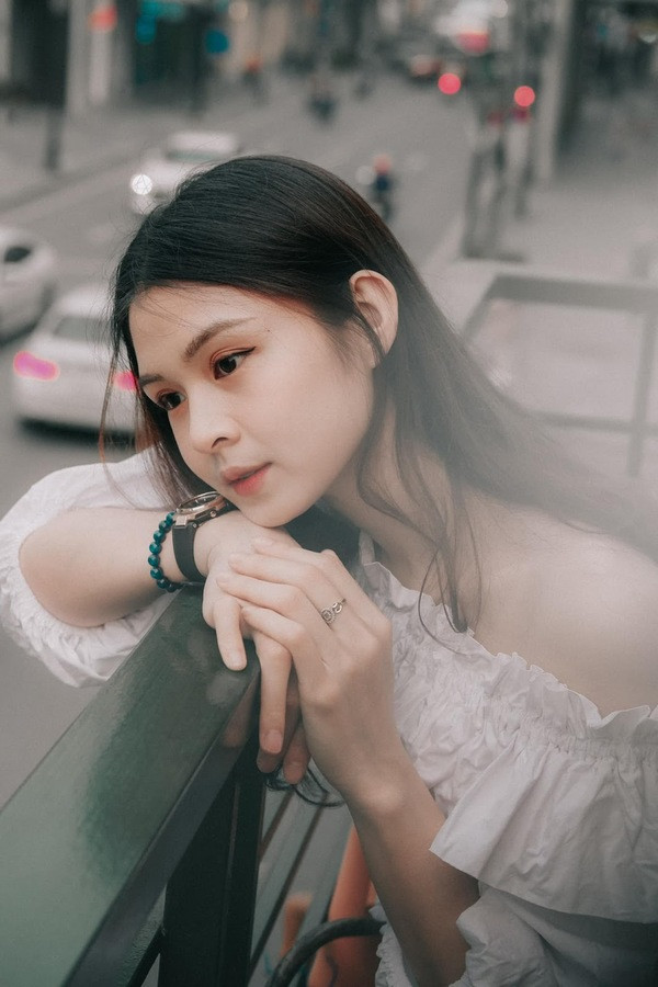 Bên cạnh đó, gương mặt sáng, nụ cười duyên dáng cùng đôi mắt biết cười đã khiến nữ VĐV bóng chuyền tuổi 25 này thu hút sự chú ý của mọi ánh nhìn dù đang đứng ở đâu.