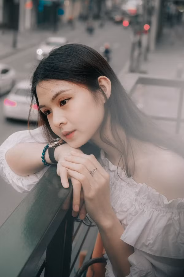 Bên cạnh đó, gương mặt sáng, nụ cười duyên dáng cùng đôi mắt biết cười đã khiến nữ VĐV bóng chuyền tuổi 25 này thu hút sự chú ý của mọi ánh nhìn dù đang đứng ở đâu.