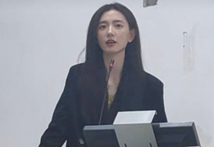 Gần đây, có không ít giáo viên, giảng viên bỗng trở nên nổi tiếng nhờ những bức ảnh do sinh viên chụp lén. Những người này không chỉ có năng lực giảng dạy xuất sắc mà nhan sắc của họ khiến ai cũng phải trầm trồ.