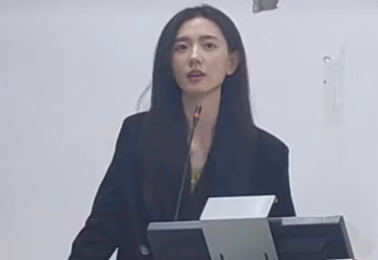 Gần đây, có không ít giáo viên, giảng viên bỗng trở nên nổi tiếng nhờ những bức ảnh do sinh viên chụp lén. Những người này không chỉ có năng lực giảng dạy xuất sắc mà nhan sắc của họ khiến ai cũng phải trầm trồ.