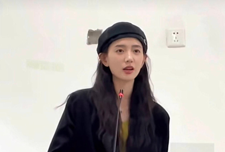 Theo trang Sohu, có một nữ giảng viên đang công tác tại trường Đại học Khoa học và Công nghệ Khai Phong, tỉnh Hà Nam, Trung Quốc thu hút sự chú ý của cư dân mạng.