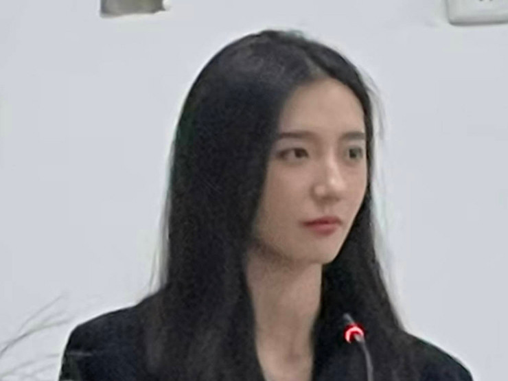 Sau khi một vài hình ảnh của nữ giảng viên xinh đẹp được lan truyền trên MXH, nó ngay lập tức trở thành đề tài bàn tán sôi nổi.