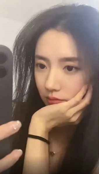 Bên cạnh đó, một số cư dân mạng khác cho rằng, việc đánh giá một giáo viên không nên dựa vào ngoại hình mà phải nhìn vào chuyên môn.