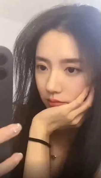 Bên cạnh đó, một số cư dân mạng khác cho rằng, việc đánh giá một giáo viên không nên dựa vào ngoại hình mà phải nhìn vào chuyên môn.