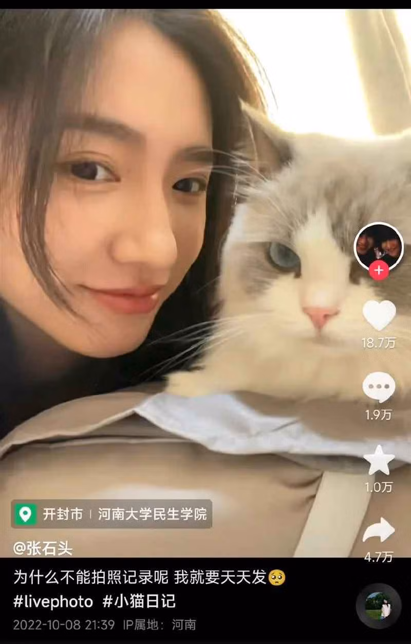 Sau khi một số hình ảnh của cô được chia sẻ lên MXH, số lượng người hâm mộ trên trang cá nhân của nữ giảng viên này đã tăng lên đáng kể.