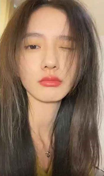 Khi xem những hình ảnh của nữ giảng viên này, một số cư dân mạng còn bày tỏ ý muốn "đi học lại", hay như "nếu lúc còn đi học có một cô giáo như thế này chắc chắn sẽ không bao giờ trốn tiết".