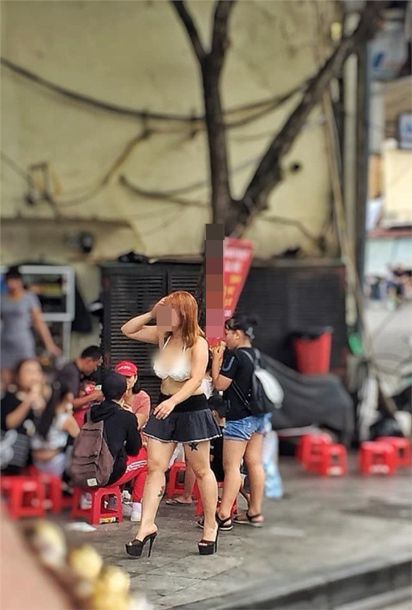 Hay trước đó, 1 cô gái không ngần ngại mặc nội y ra đường.
