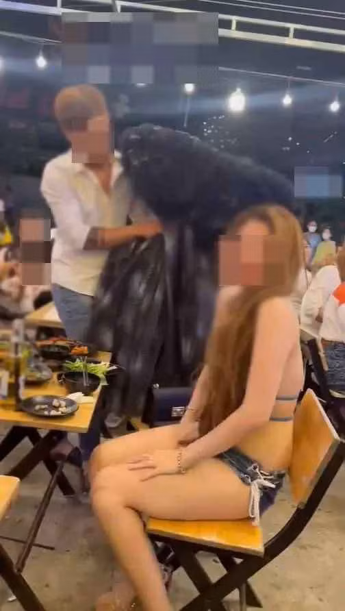 mới đây, cư dân mạng liên tục lan truyền hình ảnh về một cặp đôi trẻ đang ngồi trong quán ăn cùng bạn bè. Điểm gây tranh cãi chính là màn ăn mặc phản cảm của nữ chính.