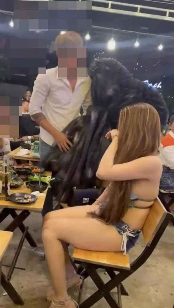 Khoảnh khắc ghi lại, cô gái diện chiếc quần ngẵn cũn cỡn, phía trên phối cùng chiếc áo dạng yếm hở toàn bộ phần lưng.