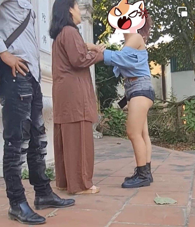 Đến những nơi linh thiêng như cửa chùa cũng không thể tránh khỏi màn ăn mặc khó chấp nhận của nhiều người, đặc biệt là các bạn trẻ.