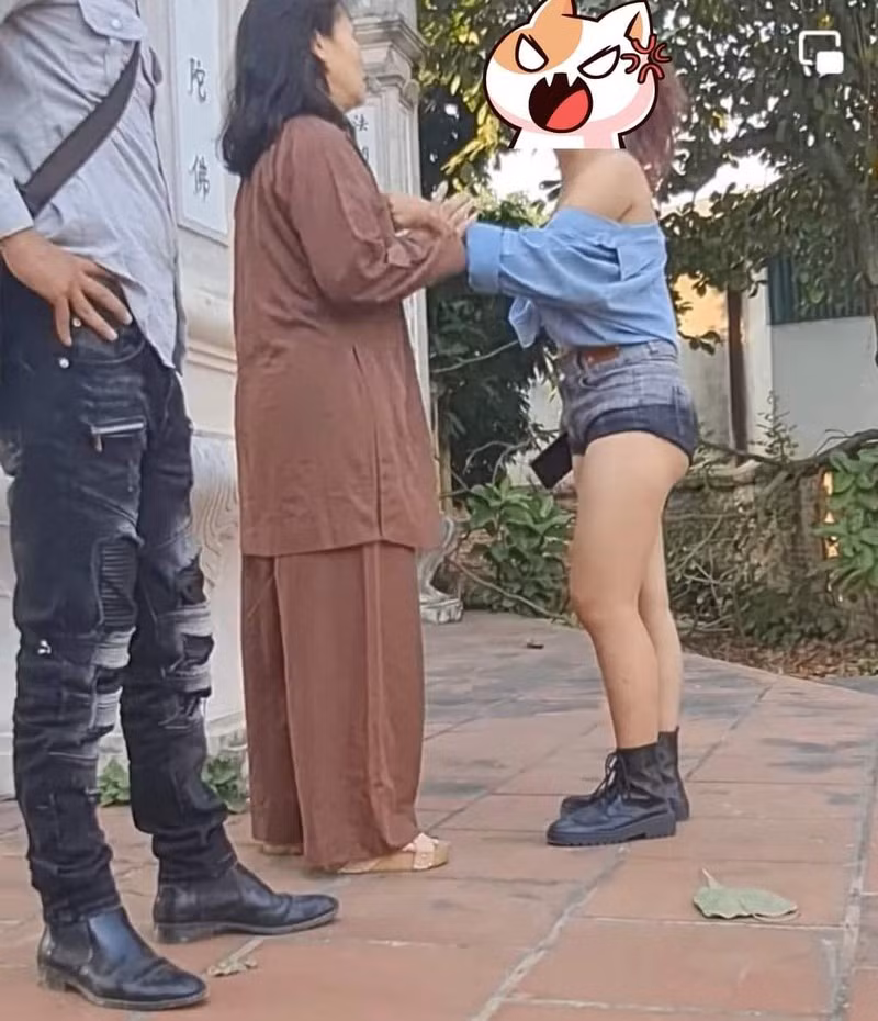Đến những nơi linh thiêng như cửa chùa cũng không thể tránh khỏi màn ăn mặc khó chấp nhận của nhiều người, đặc biệt là các bạn trẻ.