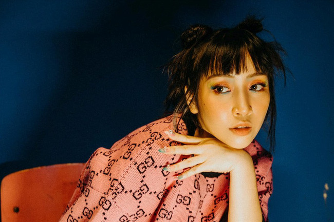 Mỹ Anh là con gái út của diva Mỹ Linh và nhạc sĩ Anh Quân. Sinh ra trong gia đình có truyền thống nghệ thuật nên ngay từ nhỏ Mỹ Anh đã bộc lộ năng khiếu âm nhạc.