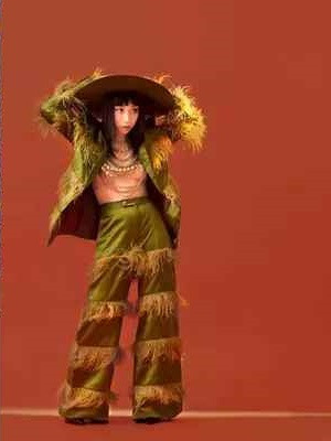 Đặc biệt, Mỹ Anh còn tìm thấy một hình ảnh chụp cùng mẹ, không rõ năm nào chỉ biết là từ rất lâu rồi. Khi ấy, gái xinh Gen Z này vẫn là một cô bé hồn nhiên, ngây thơ đúng với độ tuổi.