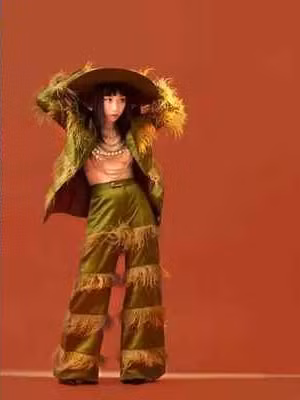 Đặc biệt, Mỹ Anh còn tìm thấy một hình ảnh chụp cùng mẹ, không rõ năm nào chỉ biết là từ rất lâu rồi. Khi ấy, gái xinh Gen Z này vẫn là một cô bé hồn nhiên, ngây thơ đúng với độ tuổi.