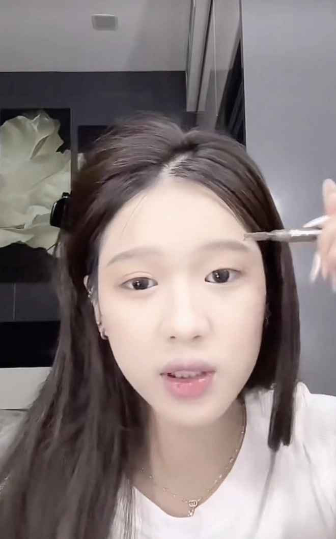 Nhiều người cũng phải thán phục gái xinh này khi khéo léo che khuyết điểm gương mặt, giúp nhan sắc thăng hạng nhờ trang điểm.