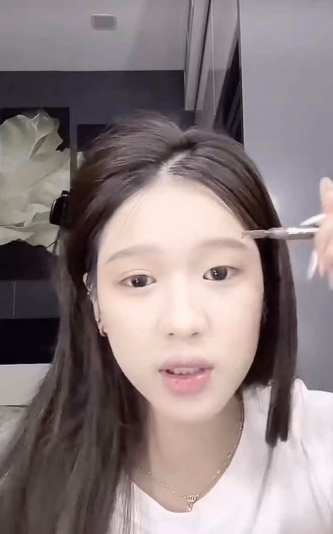 Nhiều người cũng phải thán phục gái xinh này khi khéo léo che khuyết điểm gương mặt, giúp nhan sắc thăng hạng nhờ trang điểm.