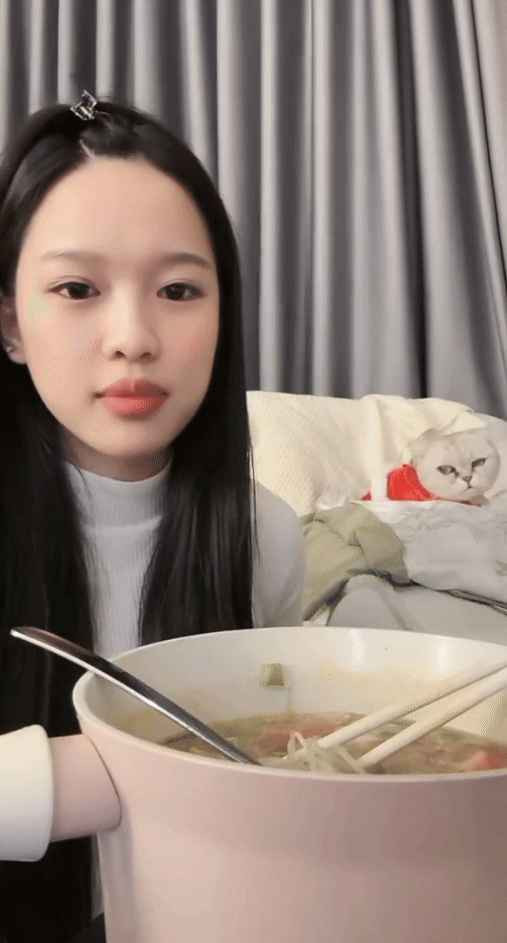 Bản thân Wyn Anh cũng không ngại show mặt mộc của mình, nhất là trong những phiên livestream.