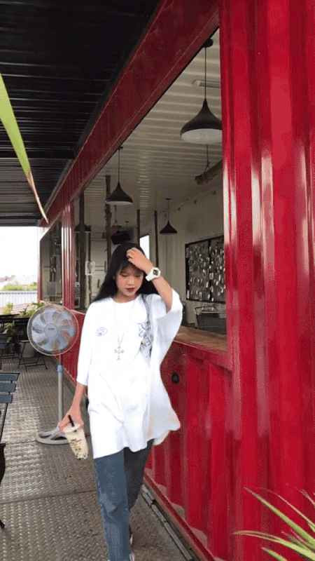 Tuy nhiên, việc trang điểm và dùng app chỉnh ảnh lại giúp Wyn Anh có phong cách chững chạc và trendy hơn.