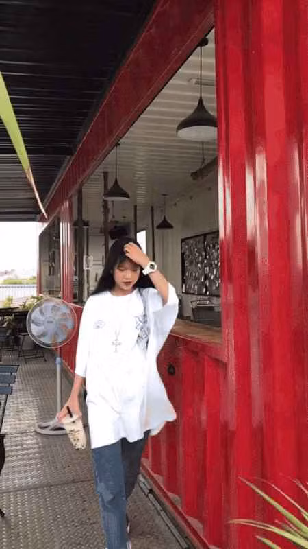 Tuy nhiên, việc trang điểm và dùng app chỉnh ảnh lại giúp Wyn Anh có phong cách chững chạc và trendy hơn.