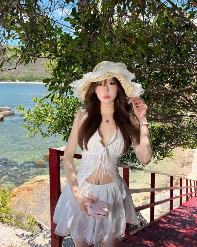 Cụ thể, Wyn Anh có đường chân mày khá nhạt nên cô nàng thường để ý chi tiết này lúc makeup. Bên cạnh đó cô cũng thường chọn kiểu tóc che một phần khuôn mặt, giúp mặt thon gọn hơn.