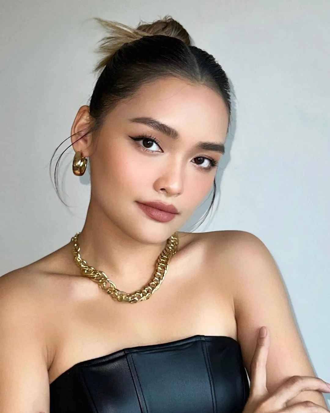 Khi vóc dáng trở nên thon gọn hơn, gương mặt hiện tại của Linda Ngô phần nào trông cũng thanh thoát, góc cạnh và cuốn hút.