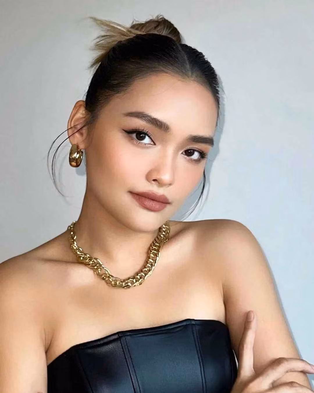 Khi vóc dáng trở nên thon gọn hơn, gương mặt hiện tại của Linda Ngô phần nào trông cũng thanh thoát, góc cạnh và cuốn hút.