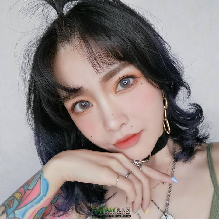Sự khác biệt giữa Tiểu Ngai không photoshop và nữ thần Tik Tok có 1 triệu follow qua photoshop đã làm fan của cô nàng vô cùng thất vọng.