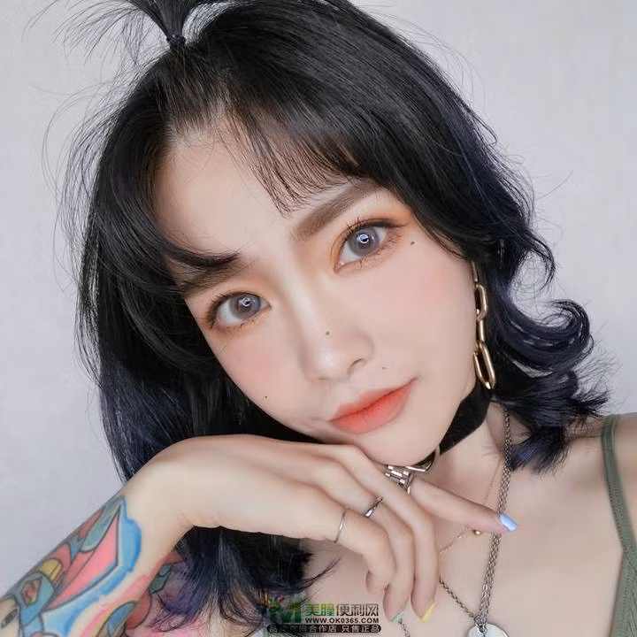 Sự khác biệt giữa Tiểu Ngai không photoshop và nữ thần Tik Tok có 1 triệu follow qua photoshop đã làm fan của cô nàng vô cùng thất vọng.
