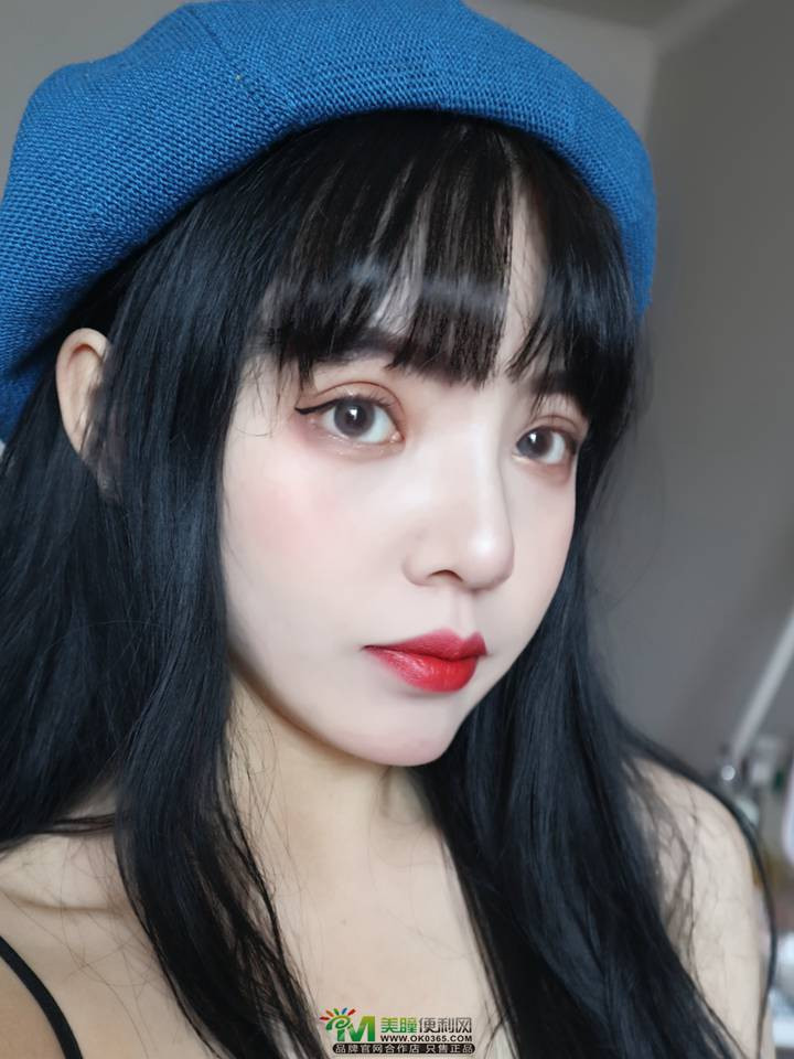 Ngoài việc unfollow, rất nhiều người còn để lại bình luận ném đá vì cho rằng Tiểu Ngai đã lừa mình suốt thời gian dài.