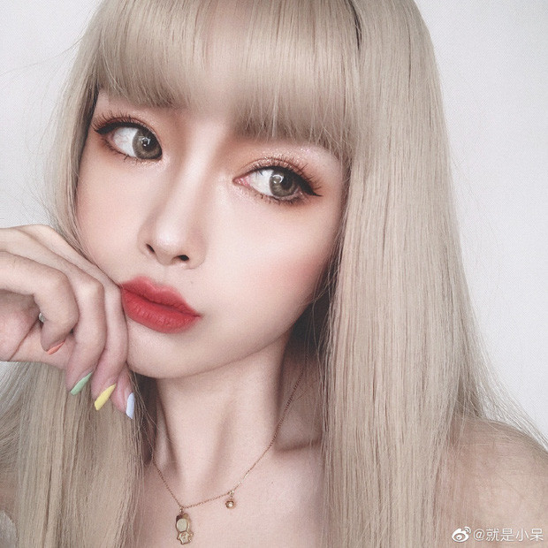 Tiểu Ngại là hot girl Tik Tok có gần 1 triệu follow. Mới đây, cô nàng này đã bị dân mạng bóc mẽ về màn lừa đảo nhan sắc với các fan.