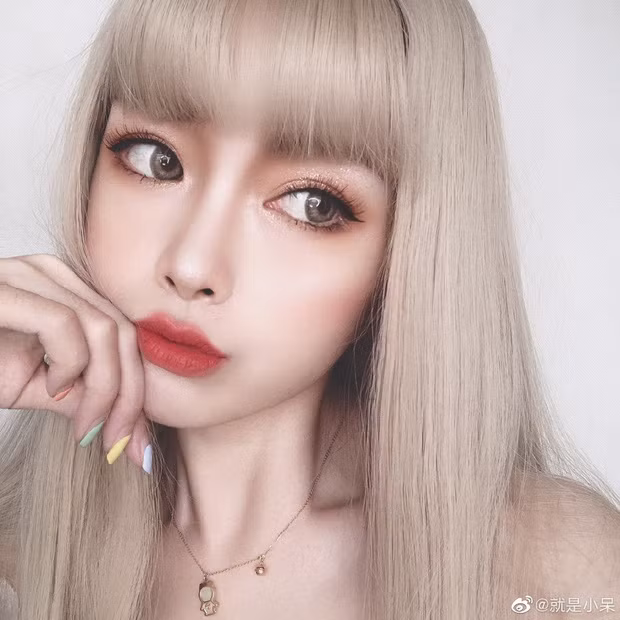 Tiểu Ngại là hot girl Tik Tok có gần 1 triệu follow. Mới đây, cô nàng này đã bị dân mạng bóc mẽ về màn lừa đảo nhan sắc với các fan.