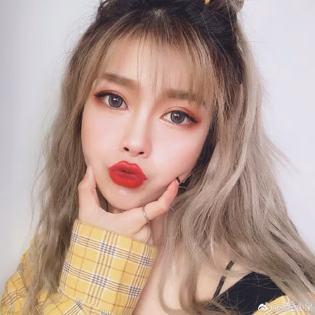 Thế nhưng hóa ra nữ thần có đôi khi cũng chỉ là giả. Qua một lần livestream quên bật filter, người ta phát hiện nhan sắc thật của Tiểu Ngai hóa ra không hoàn hảo như tưởng tượng.