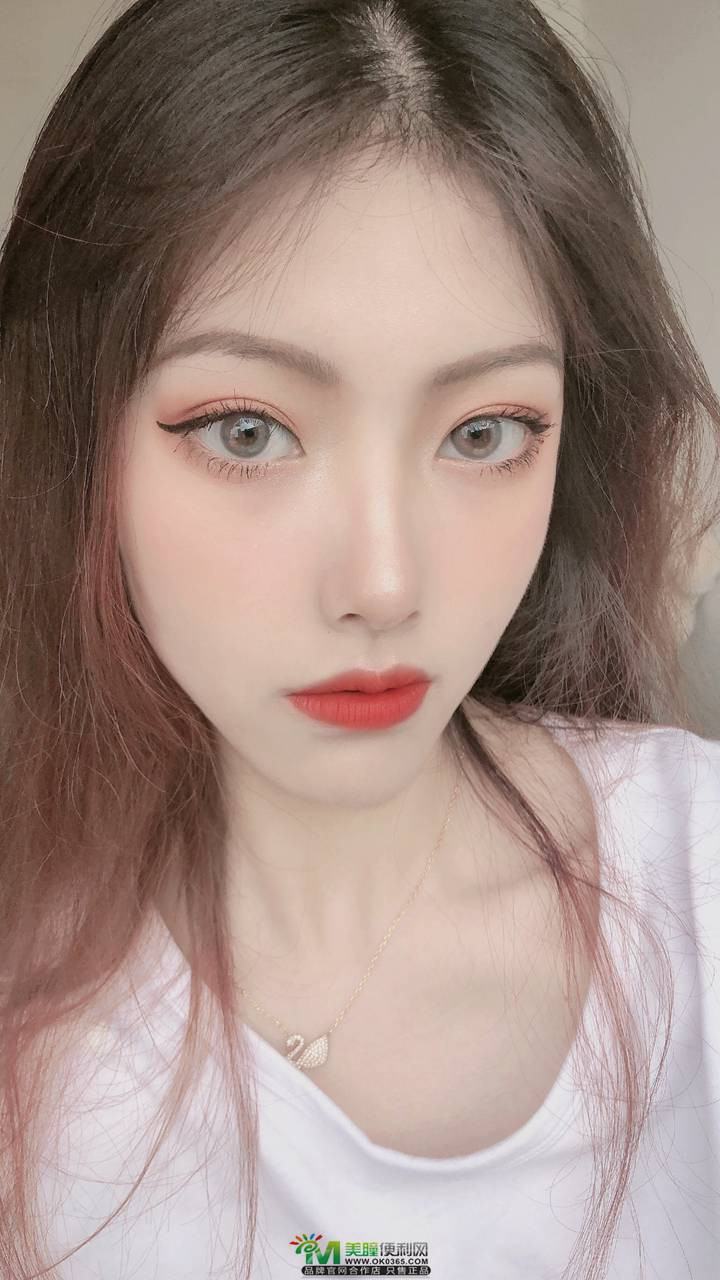 Một số khác tỉnh táo hơn thì nhận xét thực chất Tiểu Ngai trông không "kém sắc" đến thế, tuy nhiên việc cô nàng đã "sống ảo" là không thể phủ nhận.