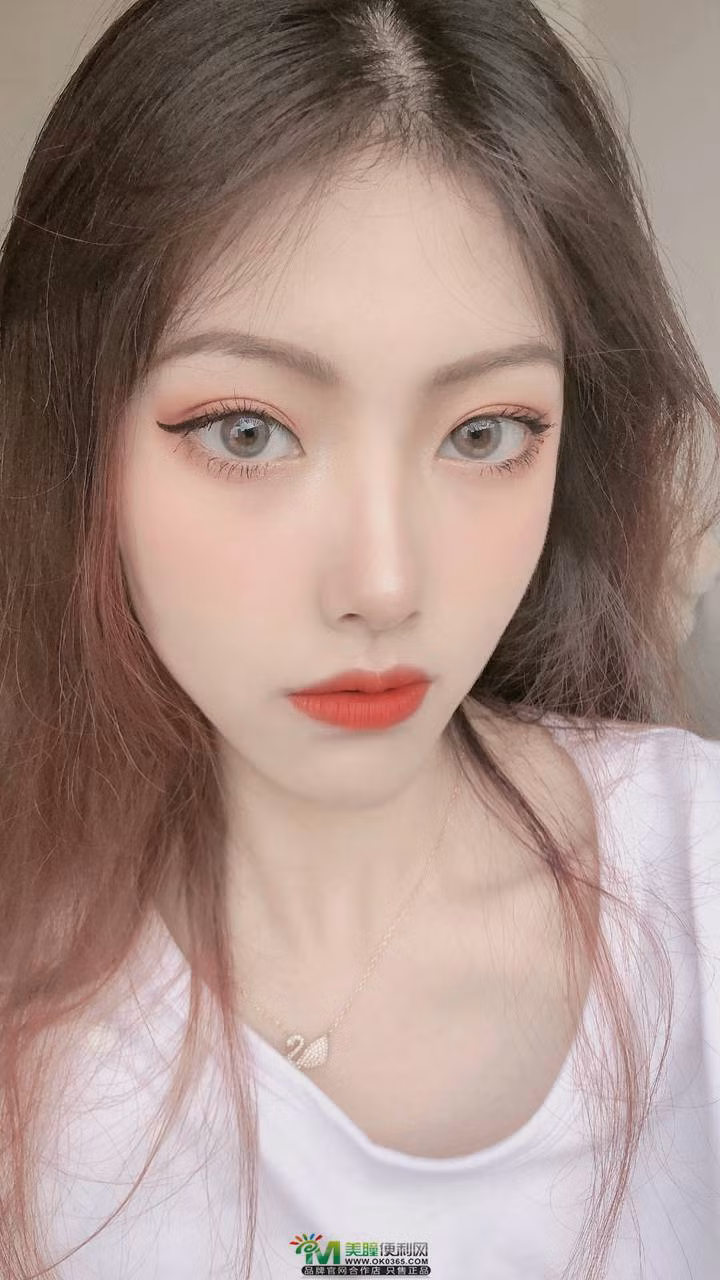 Một số khác tỉnh táo hơn thì nhận xét thực chất Tiểu Ngai trông không "kém sắc" đến thế, tuy nhiên việc cô nàng đã "sống ảo" là không thể phủ nhận.