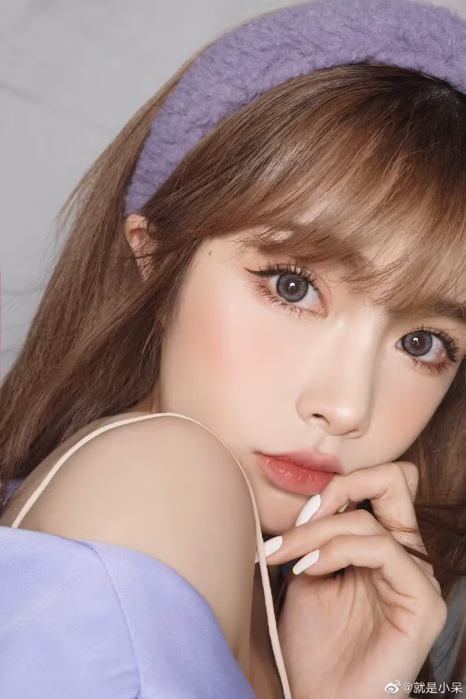 Dù đã trang điểm mắt mũi kĩ càng nhưng thiếu hiệu ứng làm đẹp, gương mặt Tiểu Ngai để lộ nhiều khuyết điểm.