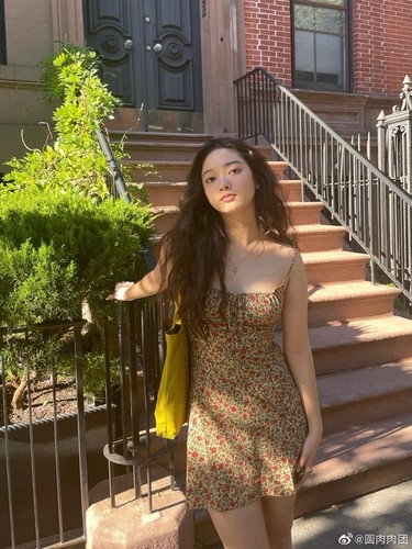 Crystal Yu dù không nổi tiếng hay tham gia nghệ thuật nhưng cô nàng vẫn thu về hàng nghìn lượt like cùng con số theo dõi khủng. Gái xinh 19 tuổi sở hữu nét đáng yêu, mũm mĩm đầy sức sống khiến nhiều cộng đồng mạng phải dành lời khen có cánh.